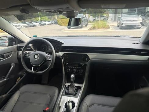 Certified 2022 Volkswagen Passat 2.0T SE FWD image 19