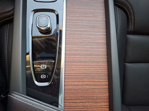 Certified 2023 Volvo XC60 B5 Ultimate w/ Climate Package image 23