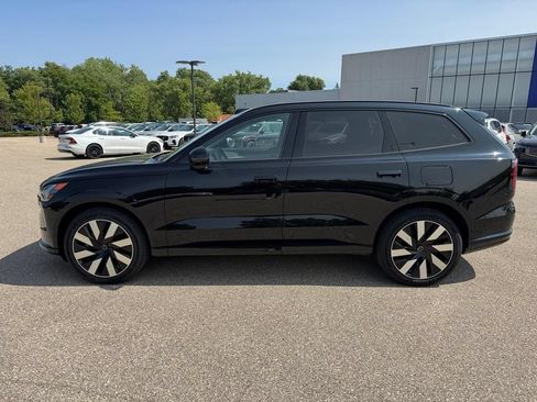 Certified 2025 Volvo EX90 Ultra AWD/4WD image 2