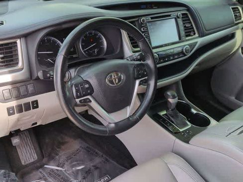 Used 2018 Toyota Highlander XLE FWD image 10