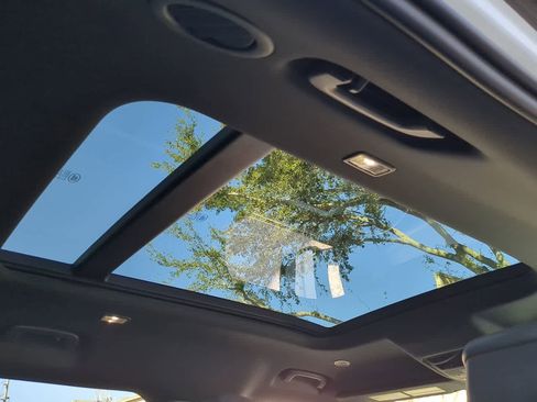 Used 2024 Land Rover Defender 130 X-Dynamic SE image 22