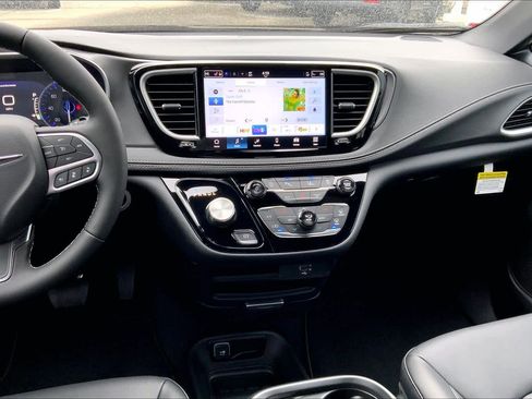 New 2026 Chrysler Pacifica Select image 13
