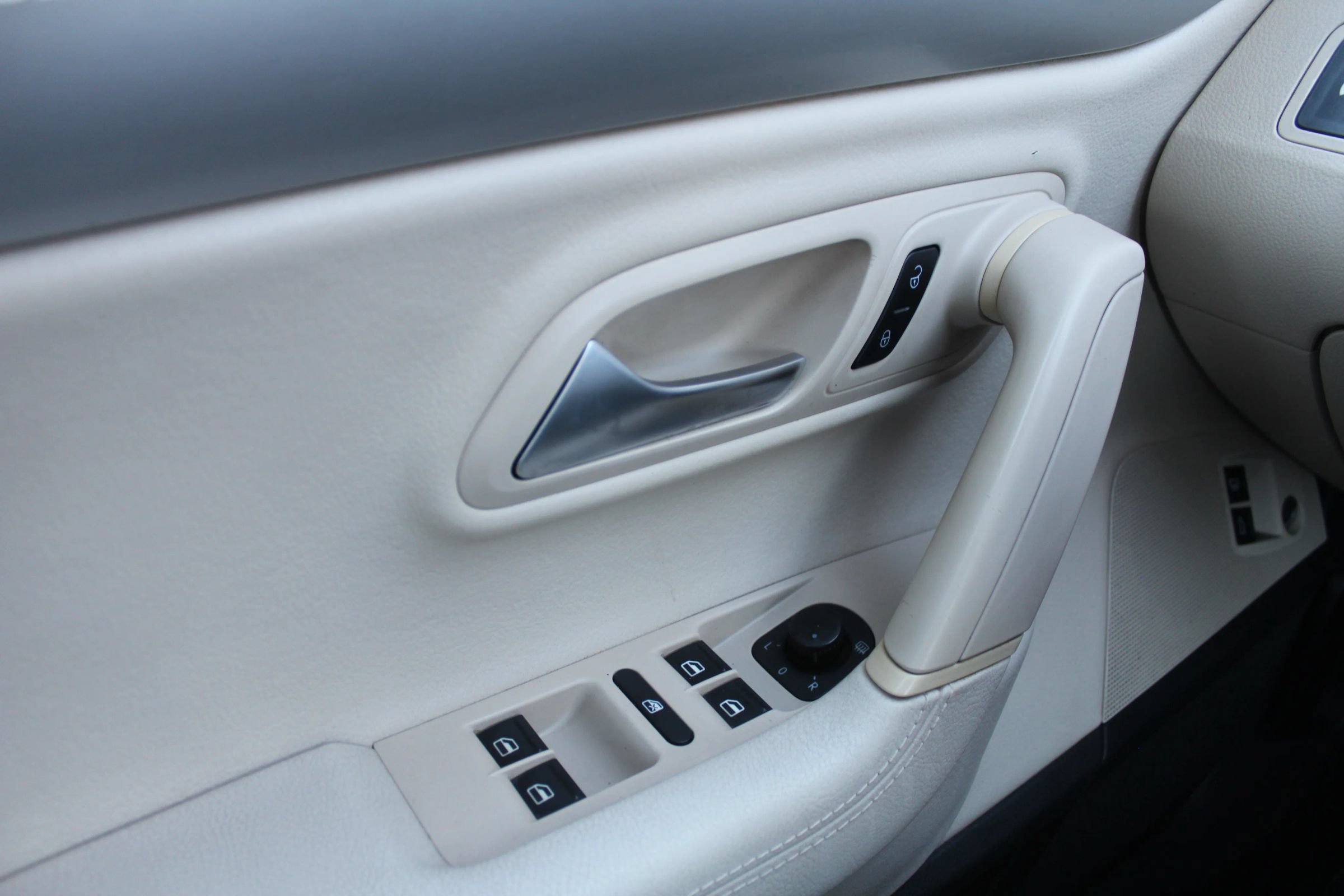 Used 2010 Volkswagen CC Sport FWD image 21