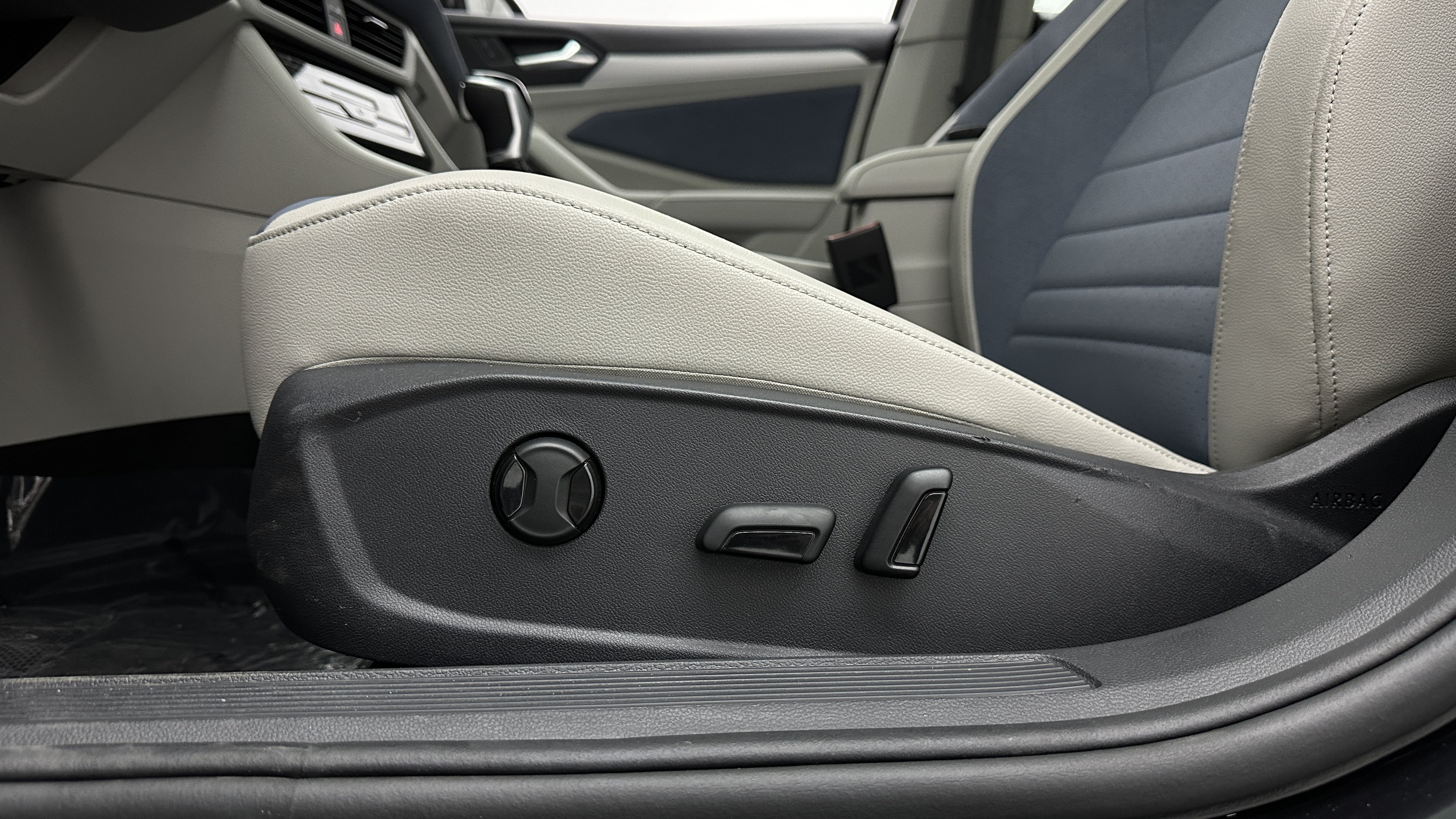 Used 2026 Volkswagen Jetta SE FWD image 17