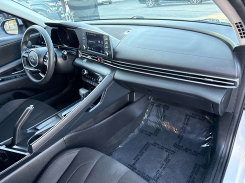 Used 2022 Hyundai Elantra SEL w/ Preferred Accessory Package FWD image 16