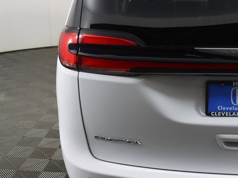 Used 2024 Chrysler Pacifica Touring-L image 15
