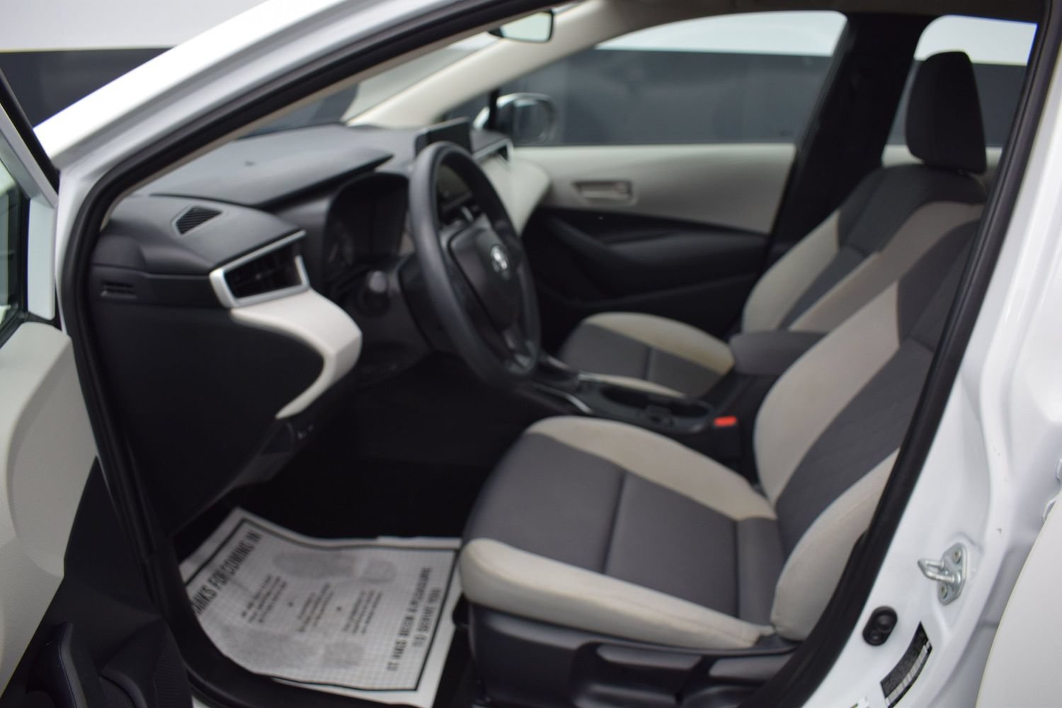 Used 2025 Toyota Corolla LE FWD image 13