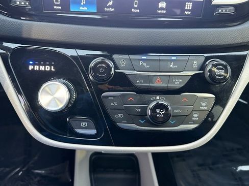 Used 2024 Chrysler Pacifica Touring-L image 37