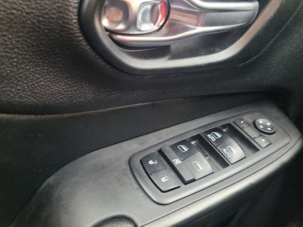 Used 2019 Jeep Cherokee Trailhawk AWD/4WD image 27
