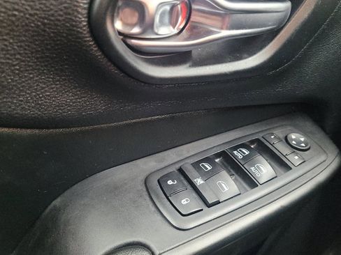 Used 2019 Jeep Cherokee Trailhawk AWD/4WD image 27