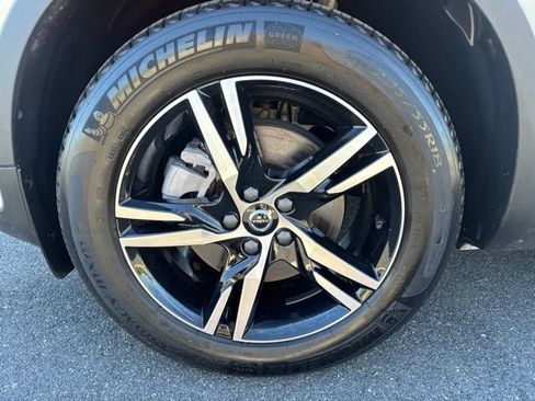 Certified 2025 Volvo XC40 B5 Core AWD/4WD image 9