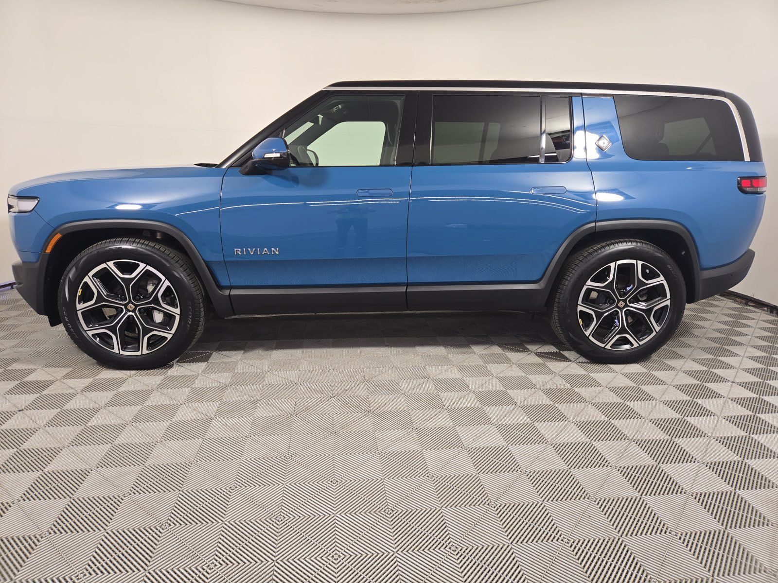 Used 2025 Rivian R1S Adventure Dual AWD/4WD image 2