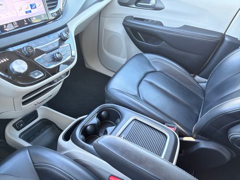 Used 2023 Chrysler Pacifica Touring-L FWD image 21