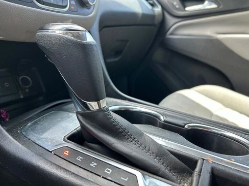 Used 2019 Chevrolet Equinox LS FWD image 18