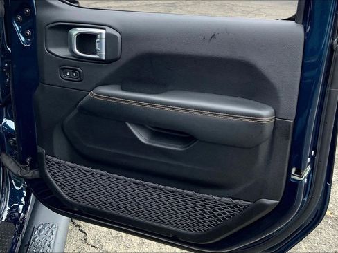 Certified 2025 Jeep Wrangler Sahara w/ Dual Top Group image 18