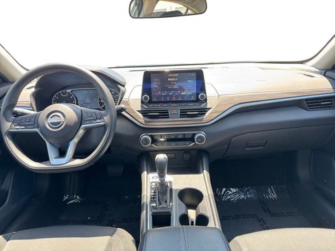 Used 2025 Nissan Altima 2.5 SV FWD image 12