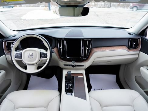 Used 2022 Volvo XC60 B5 Momentum image 24