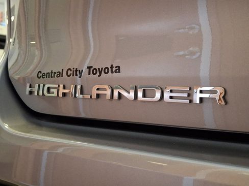 Certified 2025 Toyota Highlander LE AWD/4WD image 31