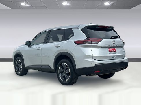 Used 2025 Nissan Rogue SV image 8