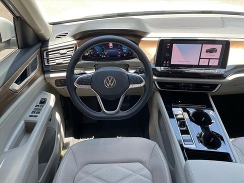 Used 2026 Volkswagen Atlas SE w/ Black Wheel Package FWD image 3
