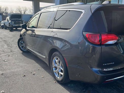Used 2017 Chrysler Pacifica Limited image 2