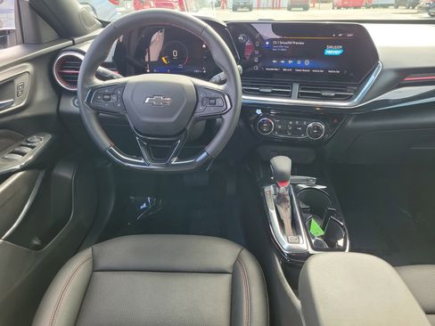 Used 2025 Chevrolet Trax RS FWD image 10