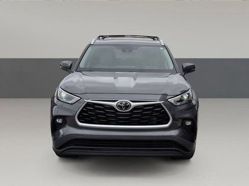 Used 2023 Toyota Highlander XLE image 2