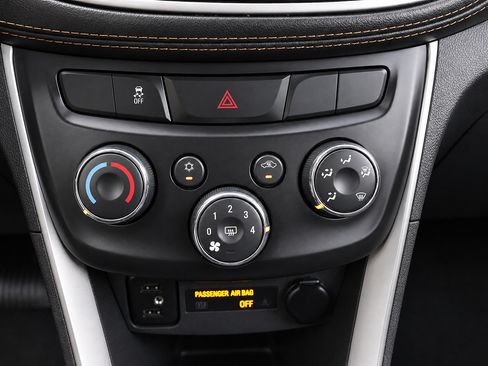 Used 2020 Chevrolet Trax LT w/ LT Convenience Package FWD image 32