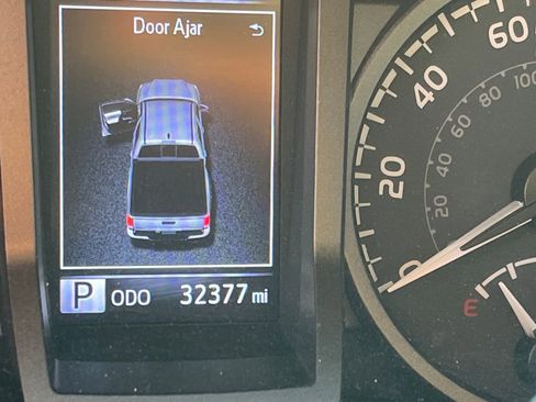 Used 2022 Toyota Tacoma TRD Off-Road image 13