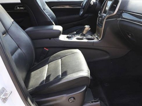 Used 2017 Jeep Grand Cherokee Overland AWD/4WD image 30