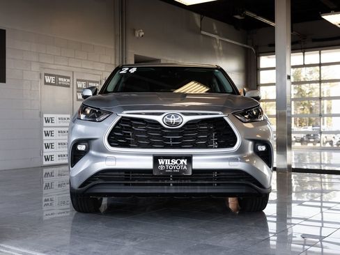 Used 2024 Toyota Highlander LE AWD/4WD image 3