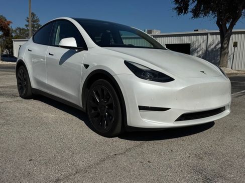 Used 2022 Tesla Model Y Long Range image 10