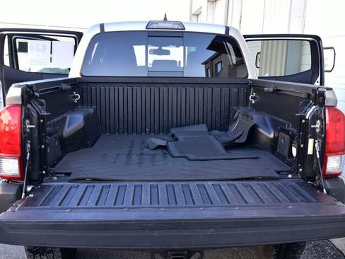 Used 2017 Toyota Tacoma TRD Off-Road w/ Premium & Technology Package image 27