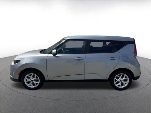 Used 2025 Kia Soul LX w/ LX Technology Package FWD image 9