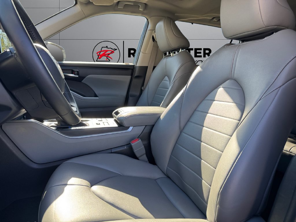 Used 2024 Toyota Highlander XLE AWD/4WD image 10