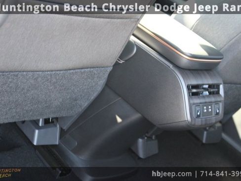 Used 2025 Nissan Ariya FWD image 33