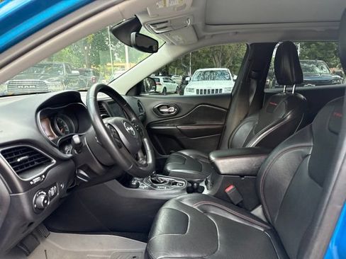 Used 2019 Jeep Cherokee Trailhawk AWD/4WD image 12