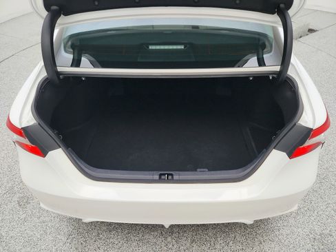 Used 2020 Toyota Camry SE w/ Sunroof Package image 29