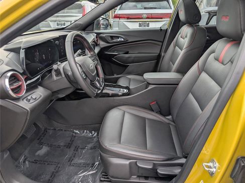 Used 2025 Chevrolet Trax RS w/ Sunroof Package FWD image 16