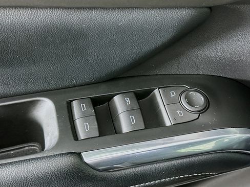 Used 2025 Chevrolet Traverse LT image 15