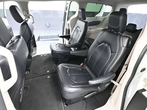 Used 2022 Chrysler Pacifica Touring-L FWD image 37