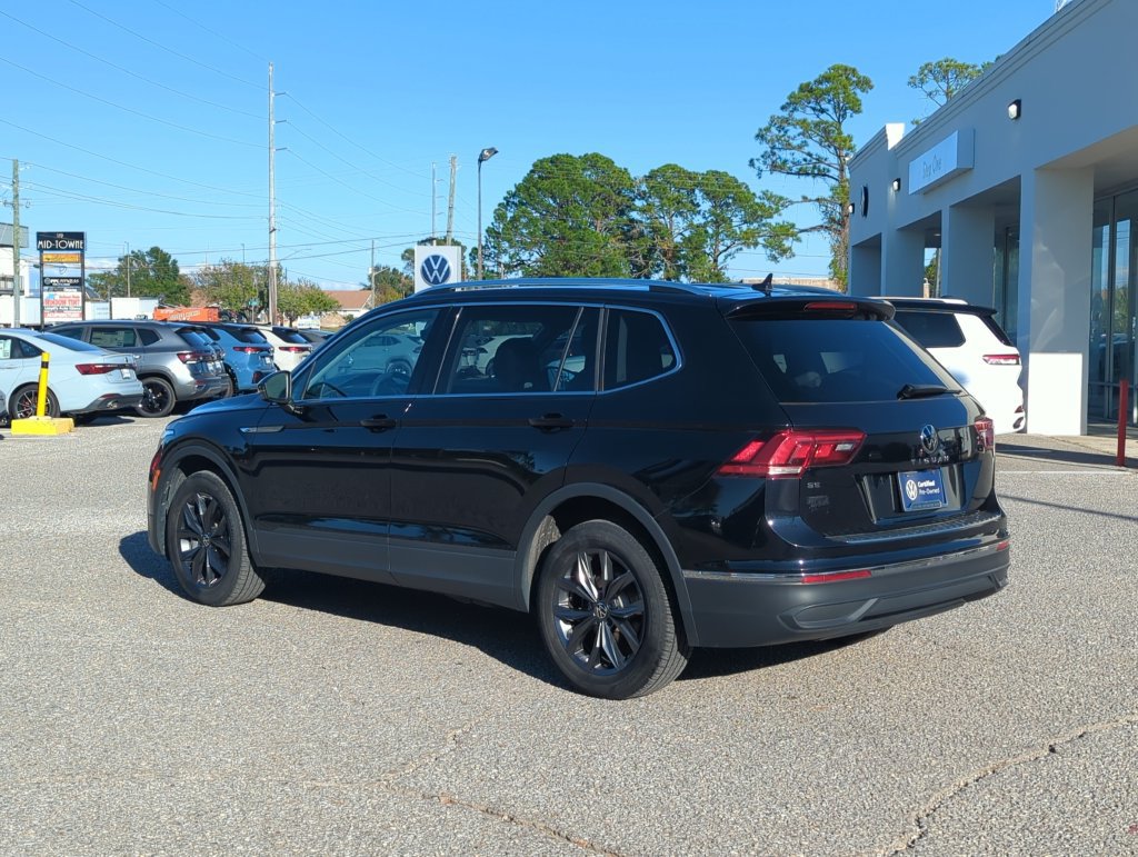 Used 2023 Volkswagen Tiguan SE w/ Panoramic Sunroof Package FWD image 5