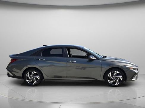 Used 2025 Hyundai Elantra SEL FWD image 4