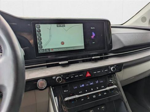 Used 2024 Kia Carnival EX image 16