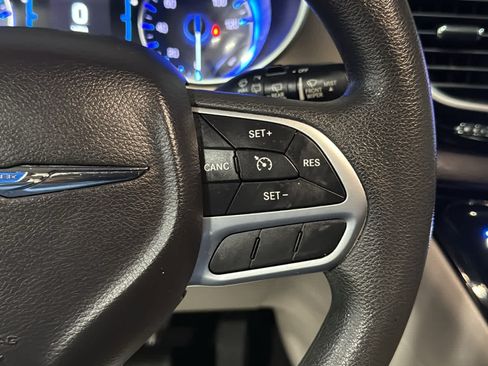 Used 2017 Chrysler Pacifica Touring FWD image 13