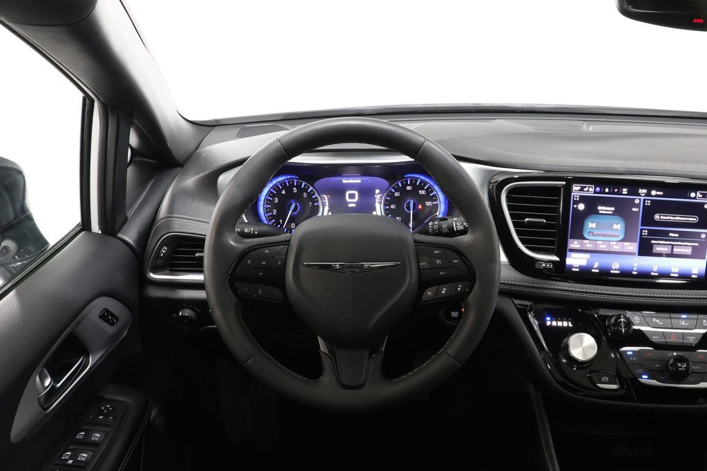 Used 2025 Chrysler Pacifica Limited FWD image 12