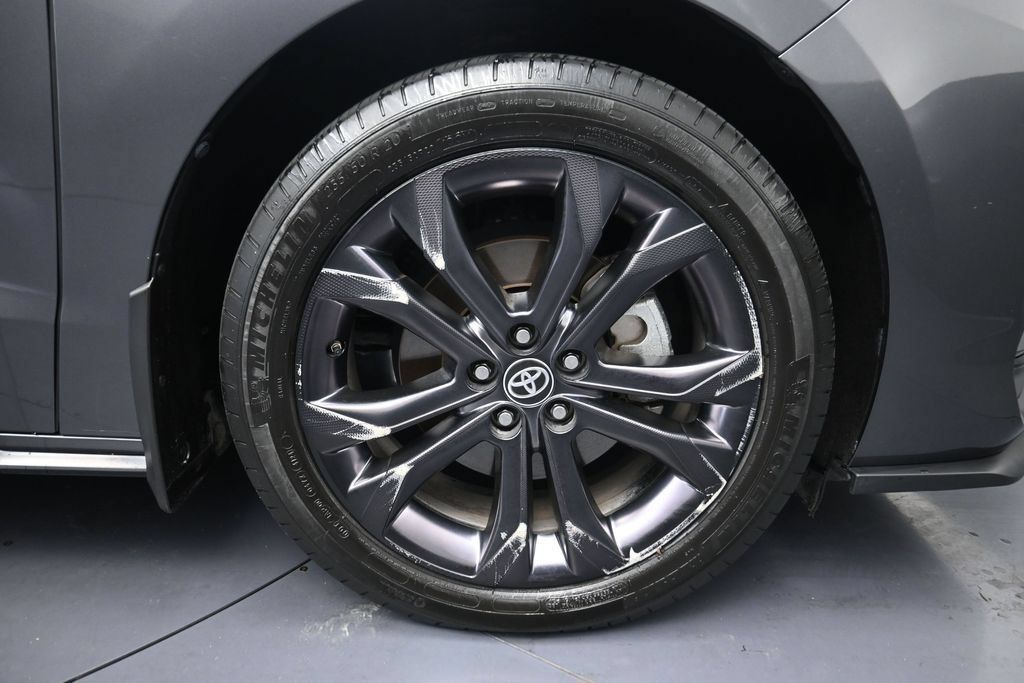 Used 2025 Toyota Sienna XSE w/ XSE Plus Package FWD image 5