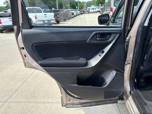Used 2015 Subaru Forester 2.5i AWD/4WD image 40