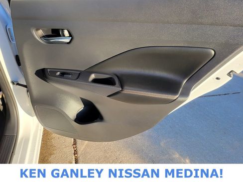 Used 2022 Nissan Versa SR w/ Convenience Package image 46