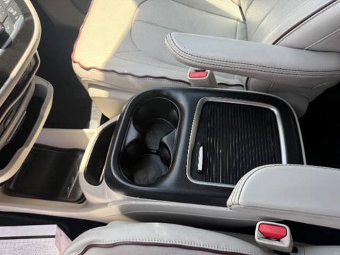 Used 2017 Chrysler Pacifica Limited w/ UConnect Theater Package FWD image 14